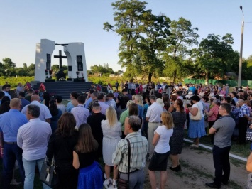 В Славянске открыли мемориал в память о служителях церкви, которых убили боевики (ФОТО)