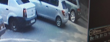 Бандиты на Volkswagen Touareg обворовывают машины в центре Одессы, - ВИДЕО