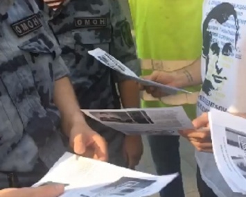 В Москве задержали активистов за раздачу листовок об Олеге Сенцове (ВИДЕО)