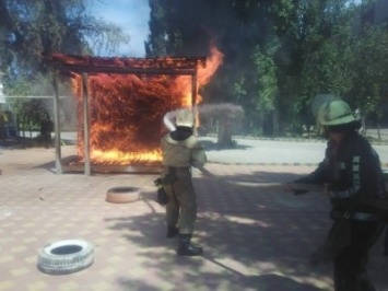 На улице Патона спасатели ликвидировали пожар в служебной постройке