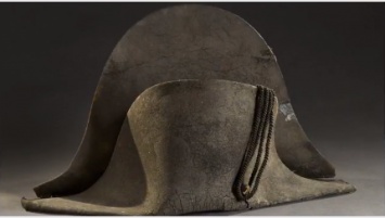 Шляпу Наполеона, в которой он проиграл битву при Ватерлоо, продали за 350 тысяч евро