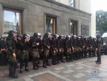 Пятеро полицейских получили травмы в стычках у Верховной Рады, есть задержанный