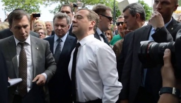 Денег нет, но вы там держитесь: героиня ролика с Медведевым улучшений не дождалась