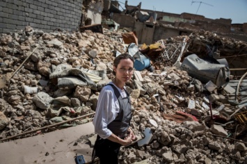 Анджелина Джоли в сером бронежилете посетила разбомбленный Ирак