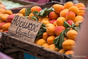 Фрукты, овощи и ягоды: «ревизия» цен на одесском «Привозе». Фоторепортаж