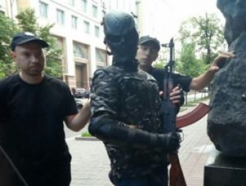 Под Верховной Радой задержали парня в маске, бронежилете и с заряженным автоматом Калашникова (фото)