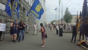 В Харькове в горсовет бросили дымовую шашку, а заммэра - в мусорный бак (ФОТО)