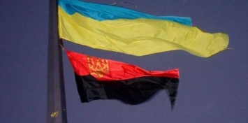 Во время официальных праздников в г. Сумы, кроме флага Украины, будут вывешивать двуколор ОУН