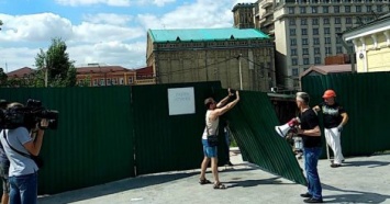 Музей на Почтовой: активисты сняли ворота застройщика и готовят палатки (фото)
