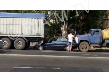 ДТП в Мелитополе. Ланос влетел под зерновоз и получил удар сзади от другого грузовика (фото)
