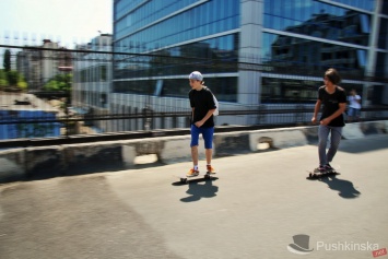 По центру Одессы пронеслась колонна скейтбордистов. Фото