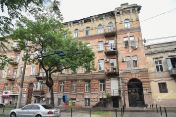 В центре Одессы на глазах разваливается жилой дом - памятник архитектуры (фото)