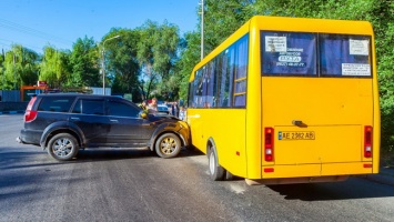 В Днепре автомобиль без водителя протаранил маршрутку №36 с пассажирами