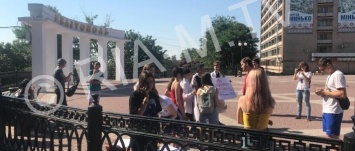 В Мелитополе на митинг «семейных ценностией» пришли защитники ЛГБТ, завязалась перепалка, - ВИДЕО