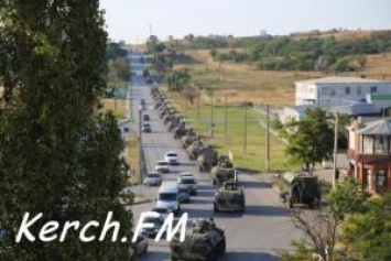По улицам Керчи проехала большая колонна российской военной техники