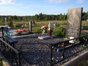 На могилах погибших в Украине псковских десантников установили памятники с военной символикой - СМИ