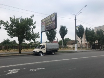 В Мелитополе предприниматель уже неделю сутками караулит свой билборд (фото)