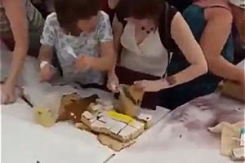 Россияне снова набросились на бесплатную еду: 125-метровый торт уносили пакетами