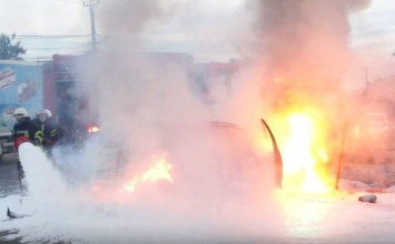 Под Киевом в автомобиле чуть не сгорела заживо беременная женщина. ВИДЕО