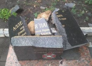 Вандалы разрушили памятник герою АТО в Допрополье: за их поимку предлагают 10000 грн