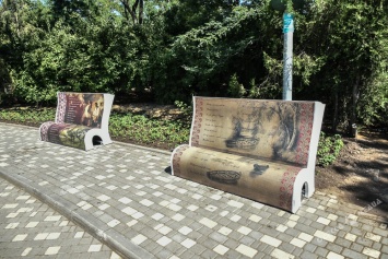 В парке Шевченко установили лавочки с произведениями Кобзаря (фоторепортаж)