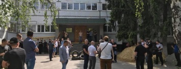 Готовы блокировать здание: активисты принесли шины к Московскому суду, - ФОТО