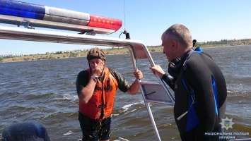 Полиция на воде помогала николаевским десантникам в учениях по прыжкам в воду