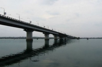 Мост через крупнейшую реку Украины вот-вот может рухнуть