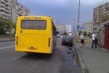 В Киеве женщина выпала на ходу из маршрутки из-за