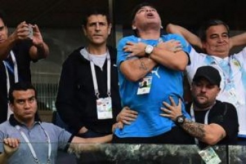 ЧМ-2018: На матче Аргентина-Нигерия Марадона показывал средние пальцы и чуть не выпал из VIP-ложи