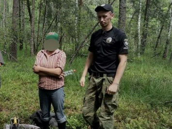 В зоне отчуждения вблизи ЧАЭС полиция задержала женщину, собиравшую чернику