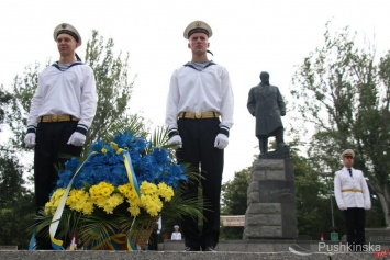 День конституции Украины в Одессе: празднование началось с гимна, возложения цветов и марша. Фоторепортаж
