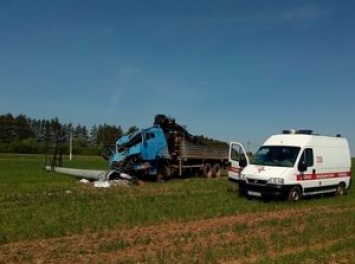 В Татарстане КамАЗ снес стоящую в чистом поле опору линии электропередач