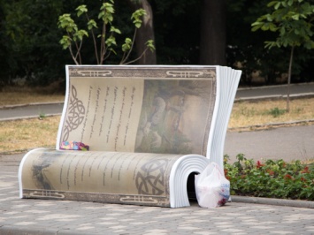 В одесском парке Шевченко появились необычные стихотворные лавки. Фото
