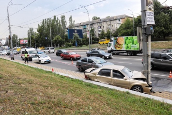 В Киеве на Дружбы народов "китаец" вылетел на тротуар и врезался в столб. Фото