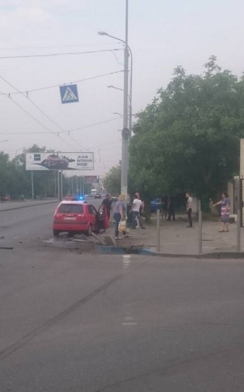 В металлическое ограждение на улицах Одессы въехала машина