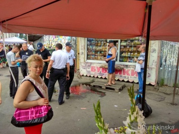 Около одесского Привоза двое мужчин что-то не поделили - у одного из них ЧМТ и большая кровопотеря