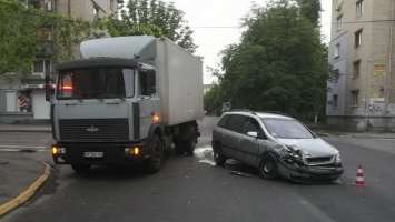 На Половицкой столкнулись Opel и МАЗ: пострадал мужчина