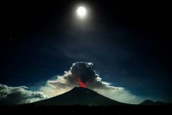 На Бали активизировался вулкан Агунг: столб пепла достиг высоты 2,5 км
