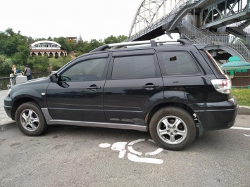 В Днепре новичок на Mitsubishi припарковался на месте для инвалидов (Фото)