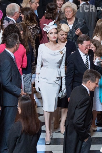 Анджелина Джоли в шляпке и с орденом посетила церковную службу в Лондоне