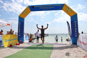 Прохладная вода и волны: в Одессе проходит чемпионат по плаванию «Черноморская жемчужина». Фото