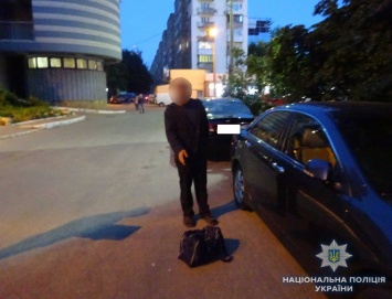 В Киеве смелые прохожие догнали и задержали двух грабителей