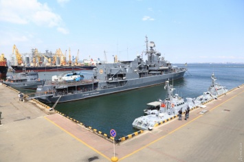 Корабли ВМСУ занимают места у причалов одесского морвокзала