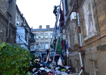В центре Одессы спасатели тушили пожар в квартире, заваленной бытовым мусором. Фото, видео