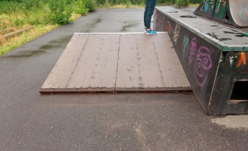 В Южноукраинске бомж на металлолом разбирает скейт-парк на стадионе «Олимп»