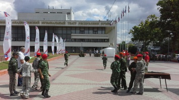 Военно-патриотические старты: Симферополь празднует День молодежи