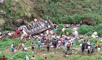 В Индии автобус упал в ущелье - десятки погибших