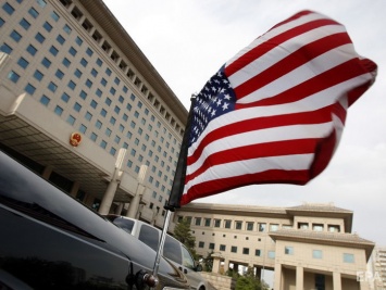 Госдепартамент США эвакуировал из Китая не менее 11 дипломатов - СМИ