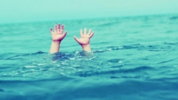 В море тонули дедушка с двумя внуками, одного мальчика спасли, другого еще ищут